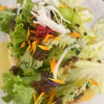 Ensalada templada de pollo campero en escabeche